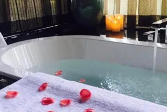 长沙岳麓水疗池中的失重冥想：当身体学会漂浮